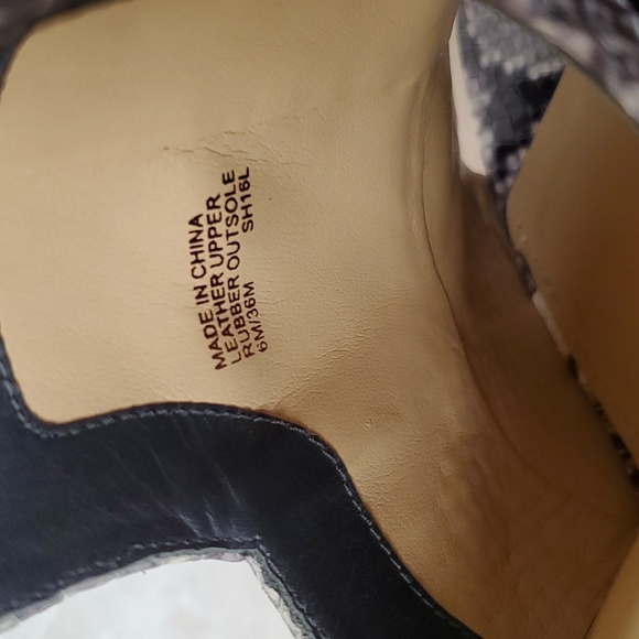 Michael Kors Gray & Cream Leather Reptile Block Heel Mules with Peep Toe Size 6 - Picture 12 of 14